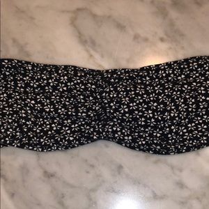 Brandy Melville Baundea Top Flowers In white/navy